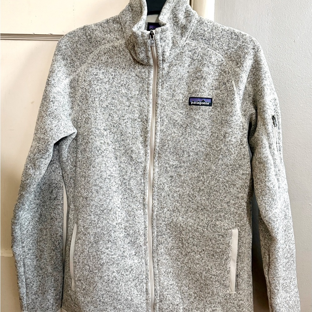 MEDIUM Patagonia women’s fleece jacket full-zip.
Gray